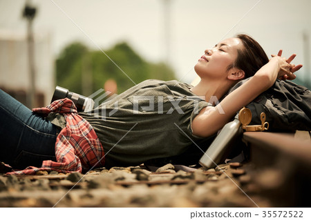 Track scrap line break woman backpacker Track scrap line break woman backpacker 35572522