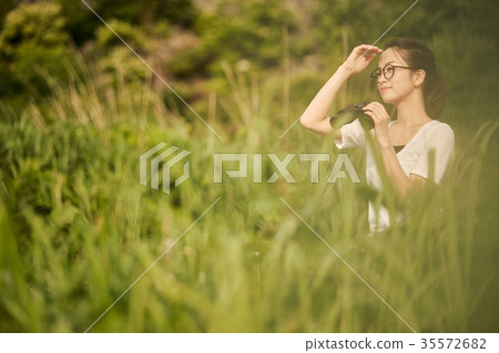 Female backpacker stroll portrait Female backpacker stroll portrait 35572682