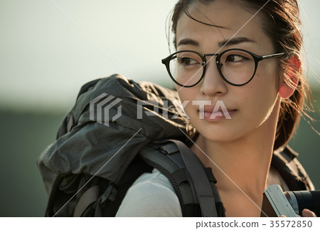 女背包客肖像 35572850