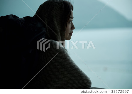 婦女背包徒步旅行者湖邊畫象 35572997