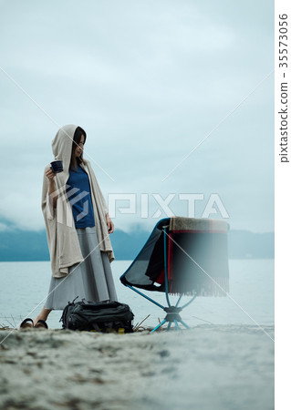 女背包客湖邊茶時間 女背包客湖邊茶時間 35573056