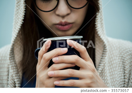 女背包客湖邊茶時間 女背包客湖邊茶時間 35573057