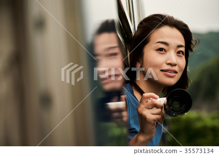從車窗採取的女性背包徒步旅行者 從車窗採取的女性背包徒步旅行者 35573134
