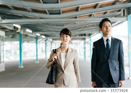 Train Transfer Business Men and Women Photography Cooperation-Keio Electric Railway Co., Ltd. 35573926