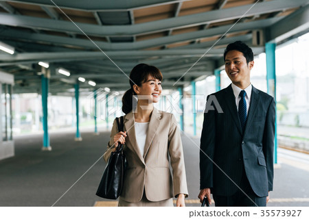 Train Transfer Business Men and Women Photography Cooperation-Keio Electric Railway Co., Ltd. 35573927