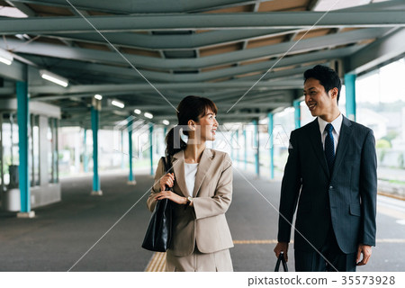 Train Transfer Business Men and Women Photography Cooperation-Keio Electric Railway Co., Ltd. 35573928