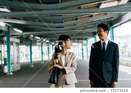 Train Transfer Business Men and Women Photography Cooperation-Keio Electric Railway Co., Ltd. 35573929