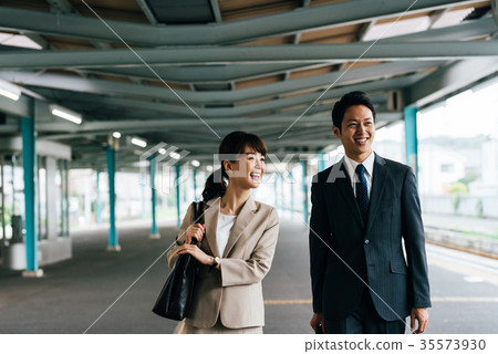 Train Transfer Business Men and Women Photography Cooperation-Keio Electric Railway Co., Ltd. 35573930