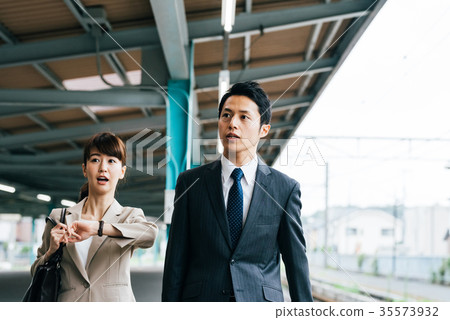 Train Transfer Business Men and Women Photography Cooperation-Keio Electric Railway Co., Ltd. 35573932