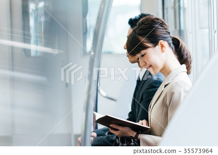 Train Transfer Business Men and Women Photography Cooperation-Keio Electric Railway Co., Ltd. 35573964