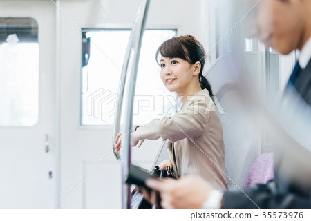 火車搬家商務女攝影合作·京王電鐵有限公司 35573976