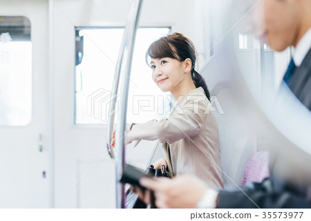 火車搬家商務女攝影合作·京王電鐵有限公司 35573977