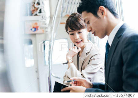 Train Transfer Business Men and Women Photography Cooperation-Keio Electric Railway Co., Ltd. Train Transfer Business Men and Women Photography Cooperation-Keio Electric Railway Co., Ltd. 35574007