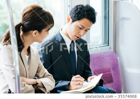 Train Transfer Business Men and Women Photography Cooperation-Keio Electric Railway Co., Ltd. Train Transfer Business Men and Women Photography Cooperation-Keio Electric Railway Co., Ltd. 35574008