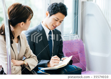 Train Transfer Business Men and Women Photography Cooperation-Keio Electric Railway Co., Ltd. Train Transfer Business Men and Women Photography Cooperation-Keio Electric Railway Co., Ltd. 35574010