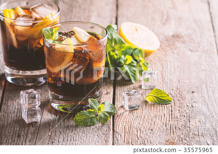 Fresh made Cuba Libre 35575965