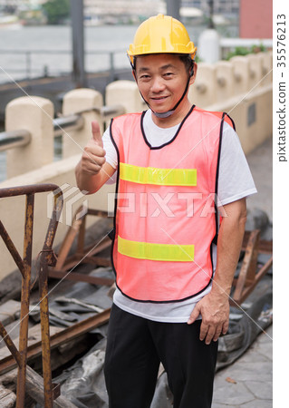 construction worker givning thumb up gesture construction worker givning thumb up gesture 35576213