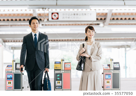 Business Men and women Train photography cooperation · Keio Electric Railway Co., Ltd. 35577050
