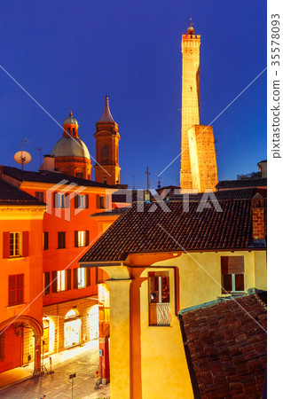Famous Two Towers of Bologna at night, Italy Famous Two Towers of Bologna at night, Italy 35578093