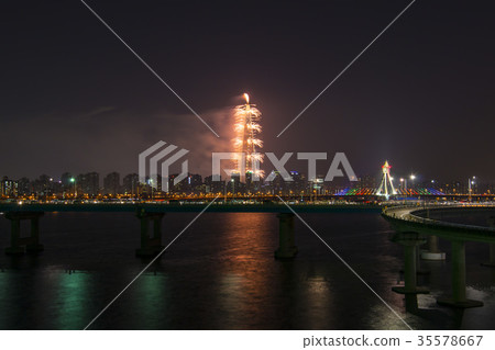 煙花,樂天世界大廈,蠶室,松坡區,漢江,首爾 煙花,樂天世界大廈,蠶室,松坡區,漢江,首爾 35578667