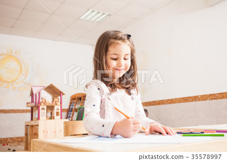 Drawing lesson in kindergarten 35578997