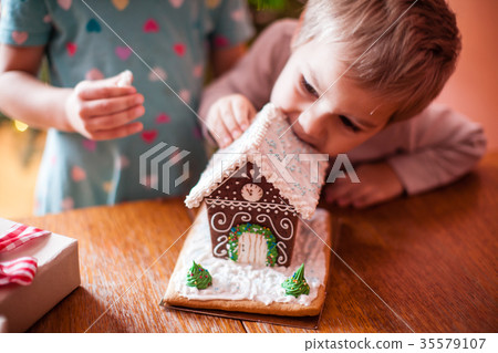 Kids with gingerbread house 35579107