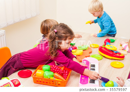 Children playing cooks 35579597