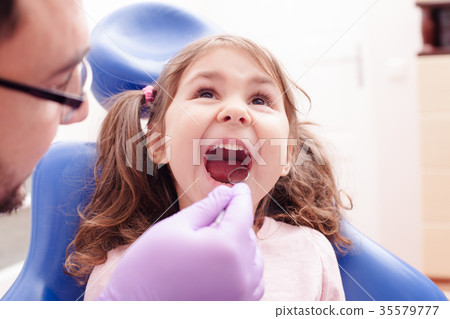 The reception at the dentist 35579777