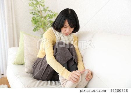 My feet get cold 35580828