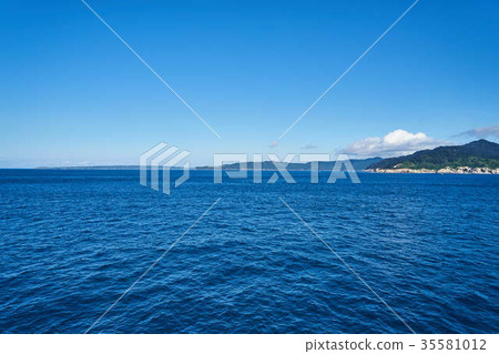 Mt. Kinka and Oshika Peninsula from the ship 35581012