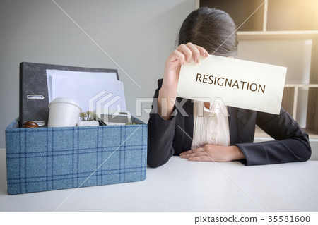 Images of packing up all her personal belongings and files into 35581600