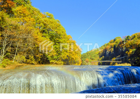 吹瀑布和彩虹 35585084