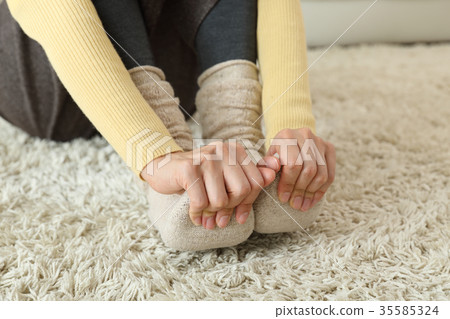 My feet get cold 35585324