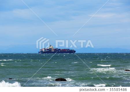 在Ira湖海峽的集裝箱船 35585486