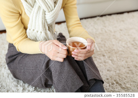 Drink a warm drink 35585528