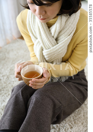 Drink a warm drink 35585578