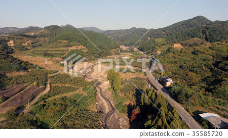 鳥瞰圖2017年10月26日在九州北部大雨之後的朝倉市山田 鳥瞰圖2017年10月26日在九州北部大雨之後的朝倉市山田 35585720