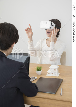 檢查房子的婦女安排了與一個虛擬圖像的建築 35586378