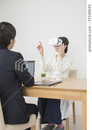 檢查房子的婦女安排了與一個虛擬圖像的建築 35586695