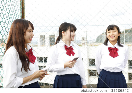 女學生聚集在屋頂上 女學生聚集在屋頂上 35586842