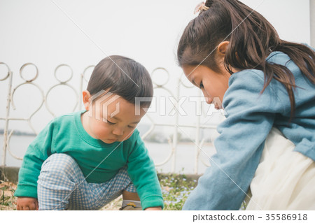 older sister and younger brother, closeness, 1 year old 35586918