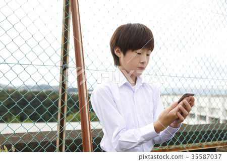 看在屋頂的學生智能手機 35587037