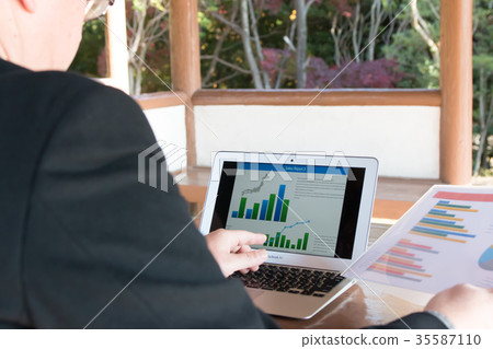 在公園里工作的商人 35587110