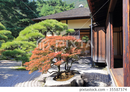 A special scenic spot "Ritsurin Koen" Watching the tea room from the shochukubi side of the picking month 35587374