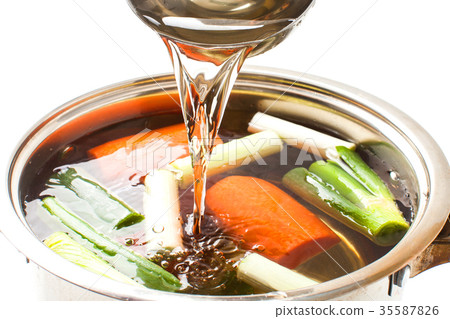 pour broth transparent to the broth pot 35587826