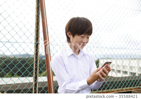 看在屋頂的學生智能手機 看在屋頂的學生智能手機 35588421