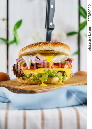 burger with egg 35589020