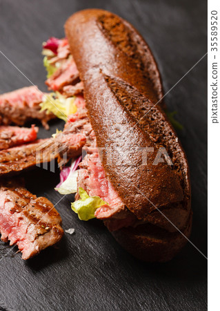Bun with grilled roast beef 35589520