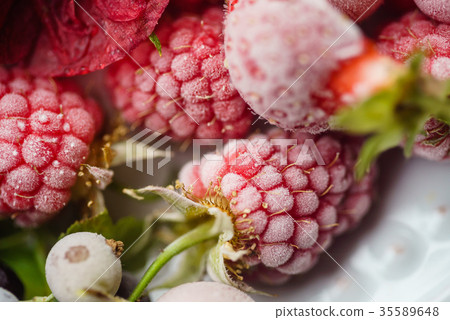 frozen berries frozen berries 35589648