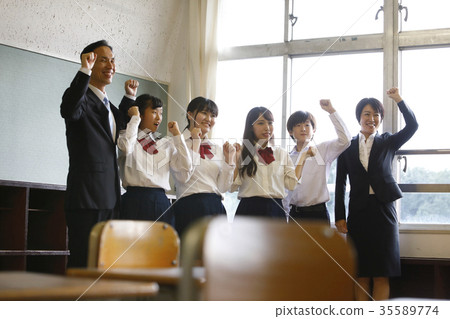 拍紀念照片的老師和初中學生 35589774